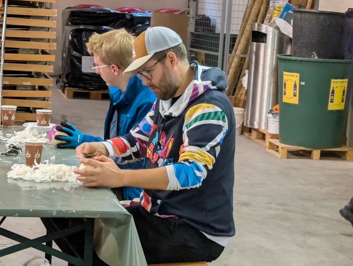 Die Räben werden ausgehöhlt.